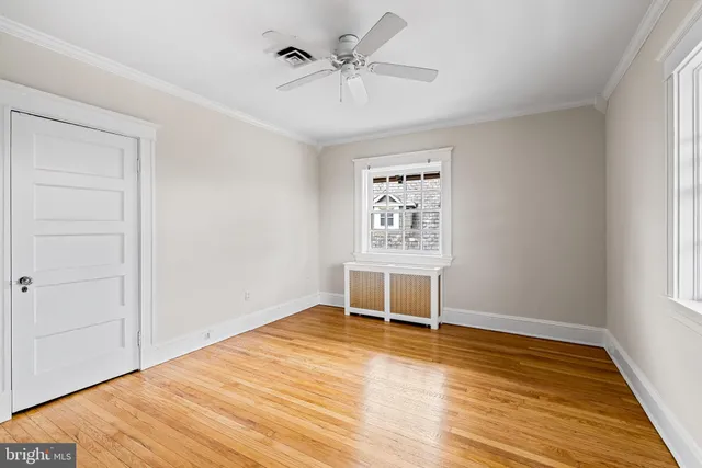a view of a livingroom with a workspace