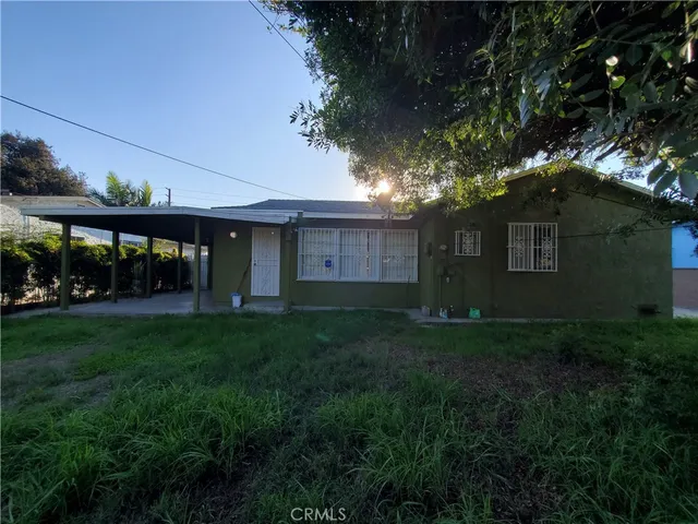 a view of a back yard of the house
