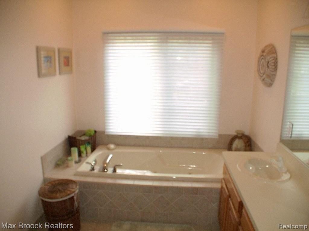 3626 Sahalee Drive Rochester, MI 48309 - Photo 17 of 24 Spa Master Bath