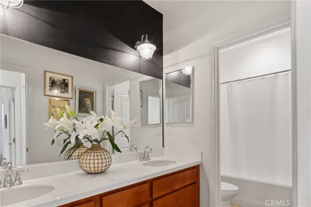 a view of entryway with livingroom