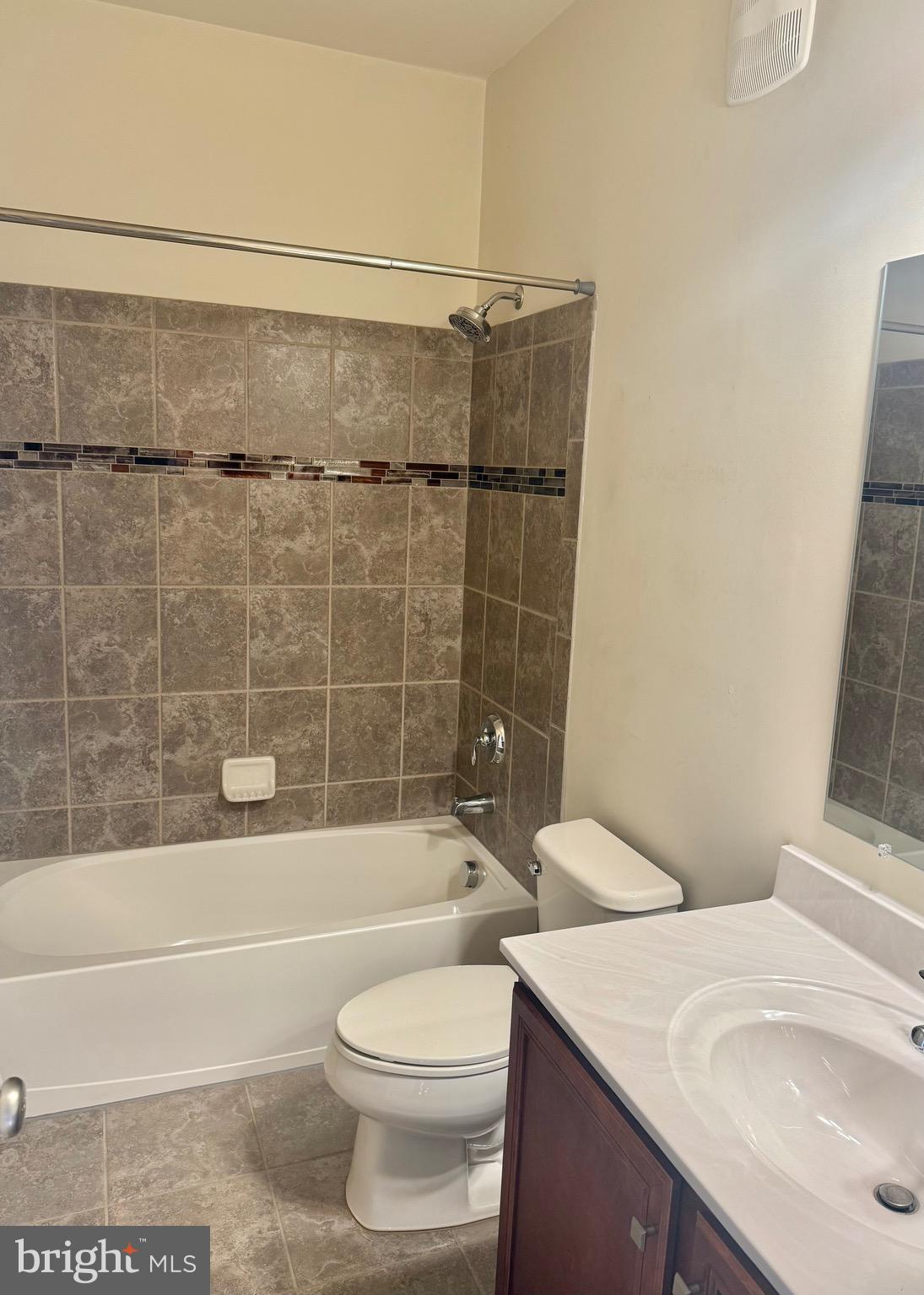 23479 Buckland Farm Terrace Ashburn, VA 20148 - Photo 5 of 17 a bathroom with a toilet a sink and bathtub