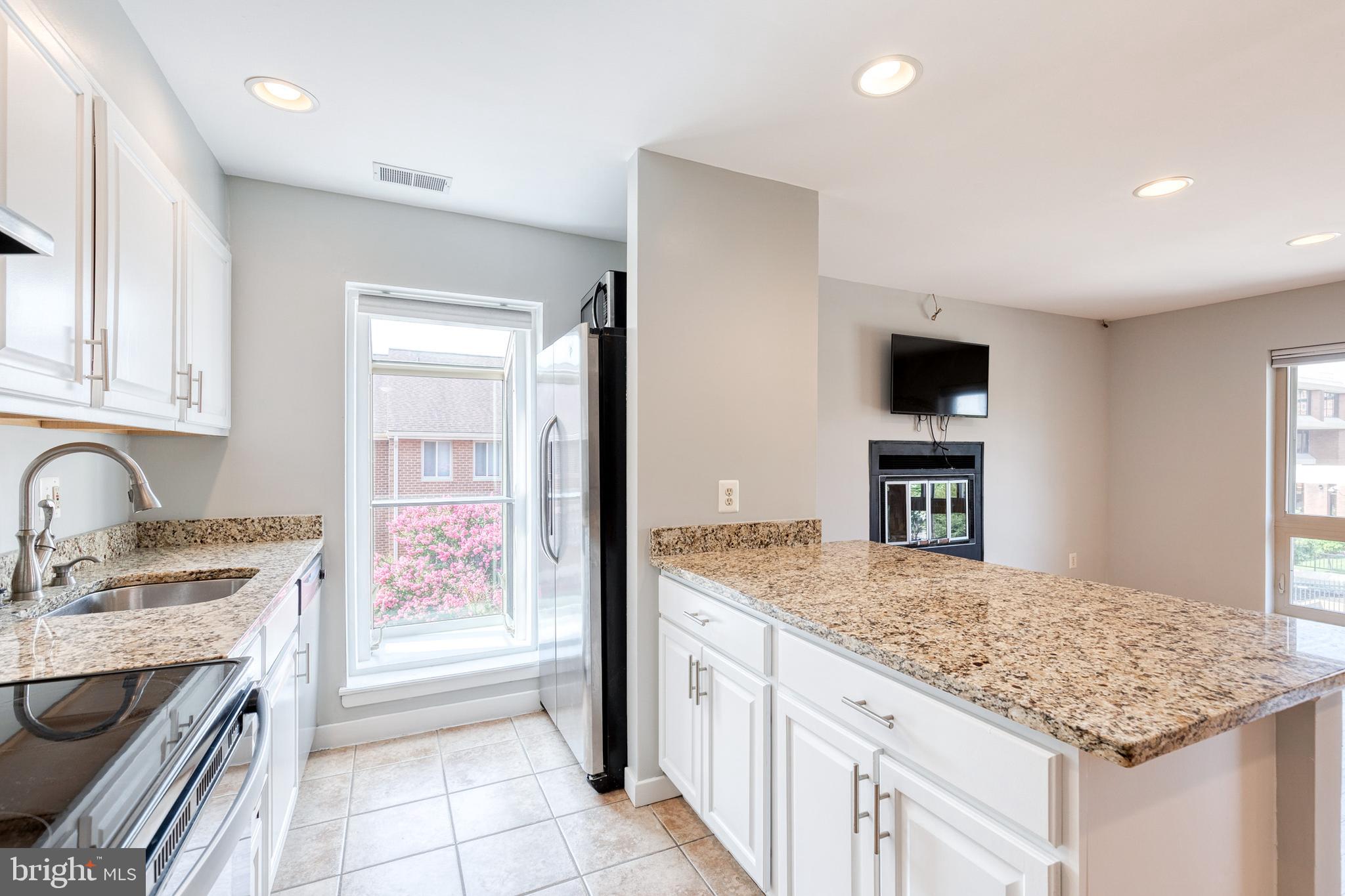 425 South Sharp Street, Unit R 15 Baltimore, MD 21201 - Photo 20 of 29 a kitchen with a stove a sink and a refrigerator