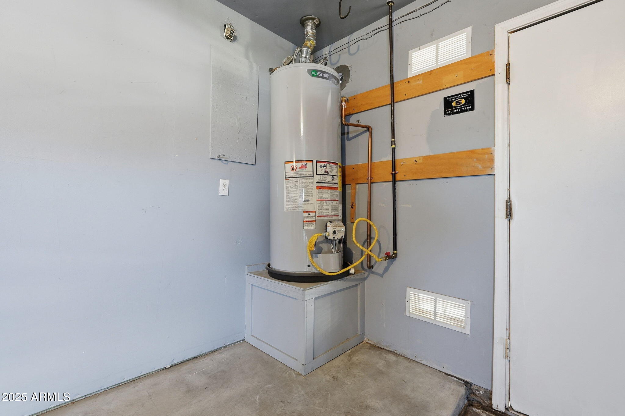 1619 East Carter Road Phoenix, AZ 85042 - Photo 44 of 56 a picture of a door