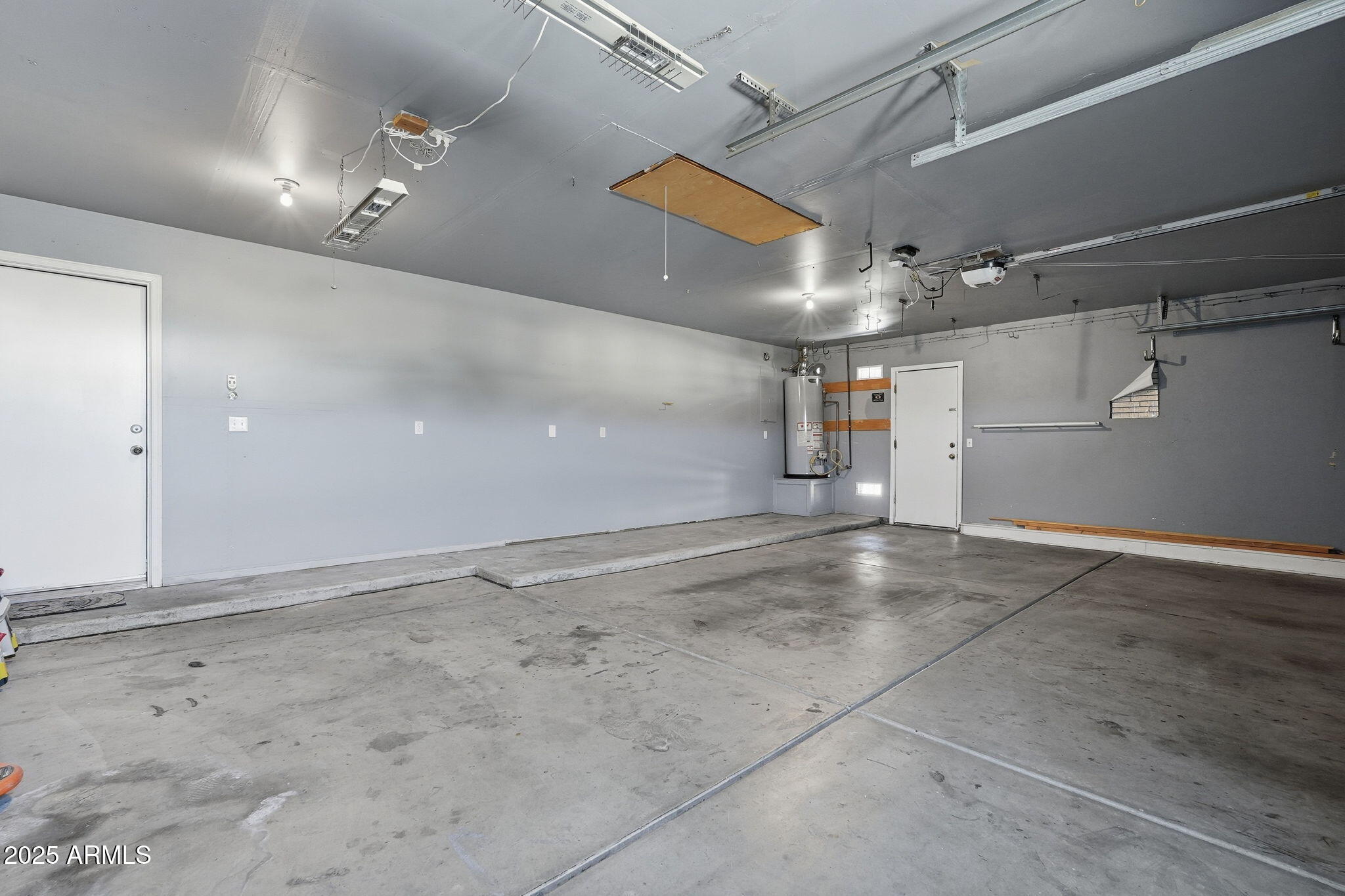 1619 East Carter Road Phoenix, AZ 85042 - Photo 46 of 56 an empty room with garage and windows