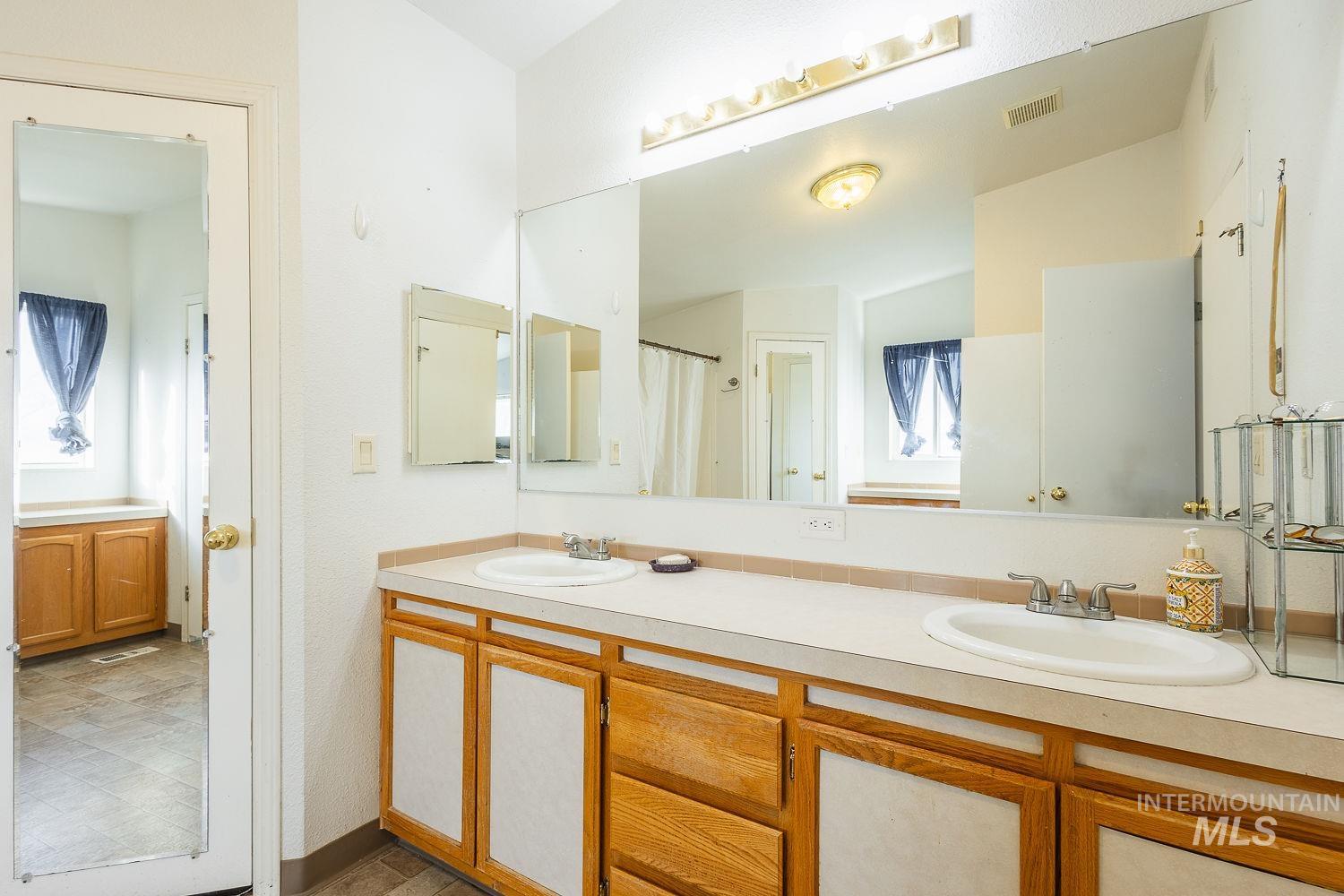 4119 Ashton Avenue Caldwell, ID 83607 - Photo 27 of 50 Full bath with double vanity and curtained shower