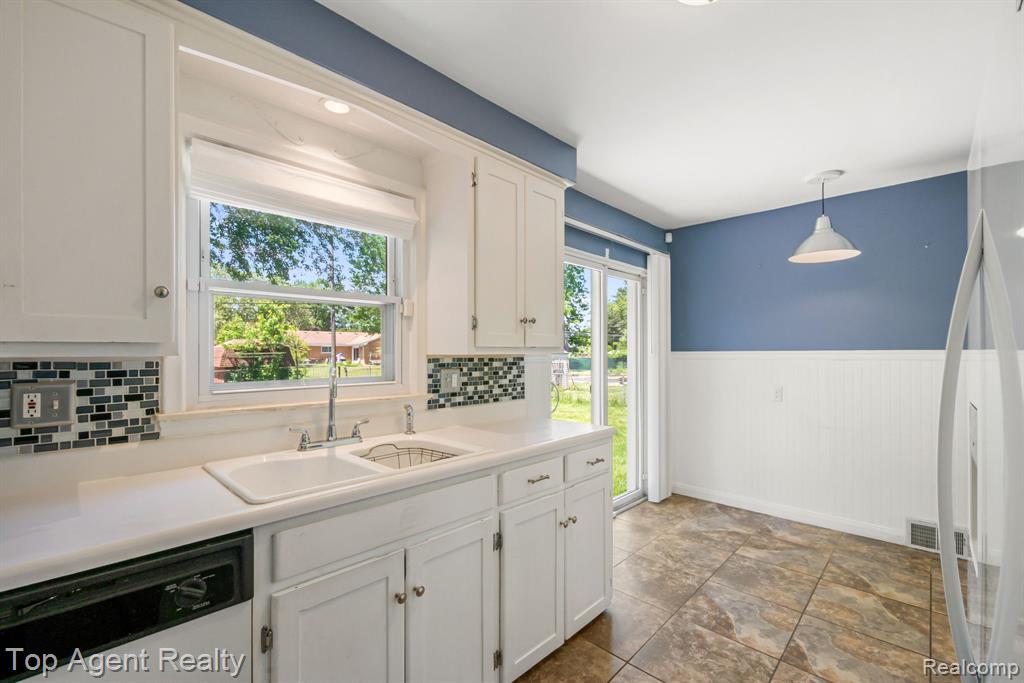 36365 Briarcliff Road Sterling Heights, MI 48312 - Photo 7 of 52