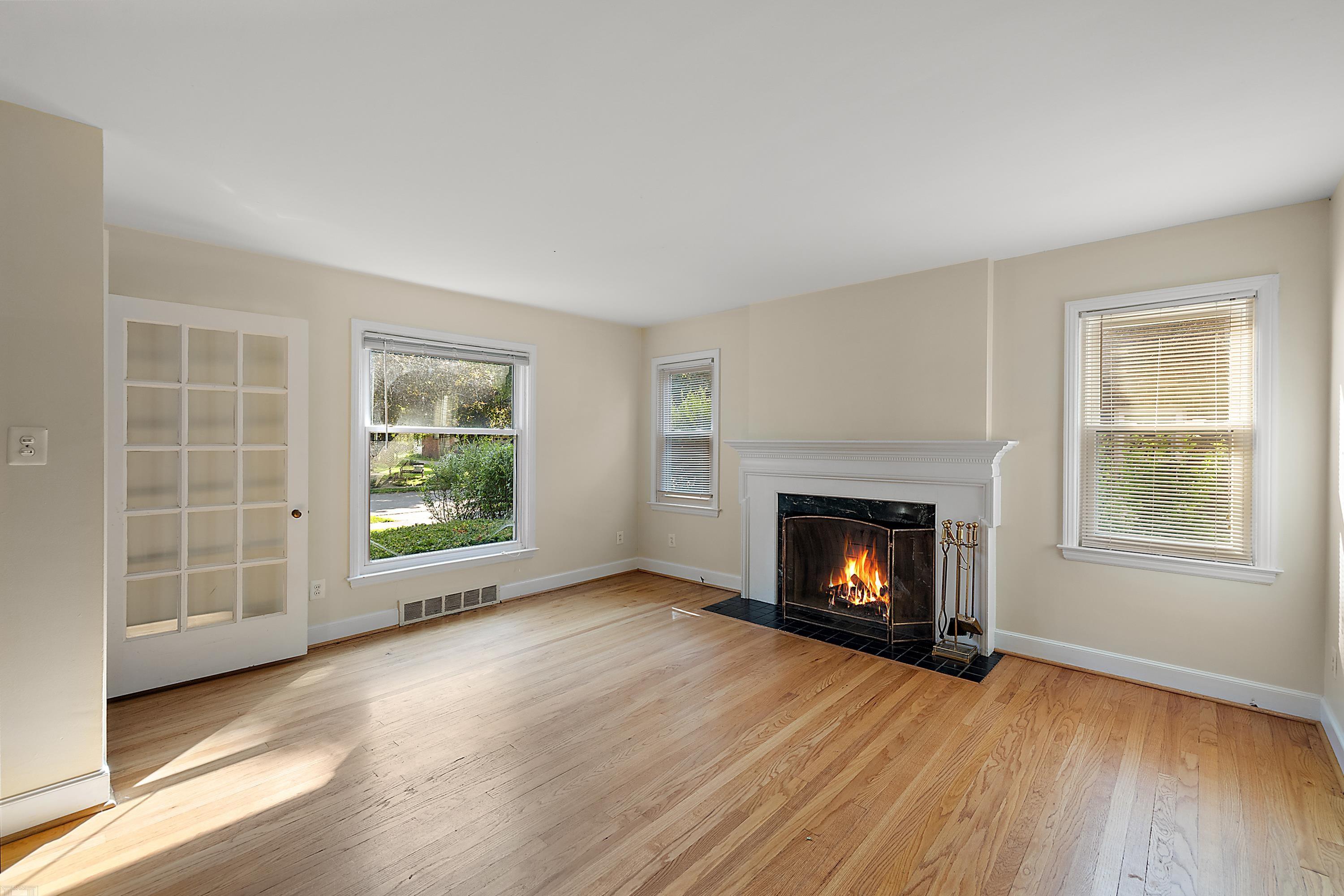 821 Neff Road Grosse Pointe, MI 48230 - Photo 7 of 32 50157965-8c5081e5-8f1b-4644-b669-0631557df573.JPG