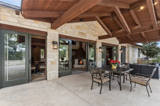 a view of a dinning tables and chairs in a patio