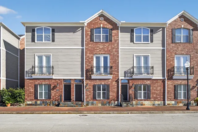 $200,000 | 320 Cathedral Square, Beaumont, TX 77701