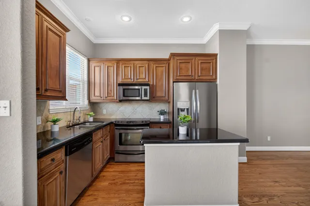 $200,000 | 320 Cathedral Square, Beaumont, TX 77701