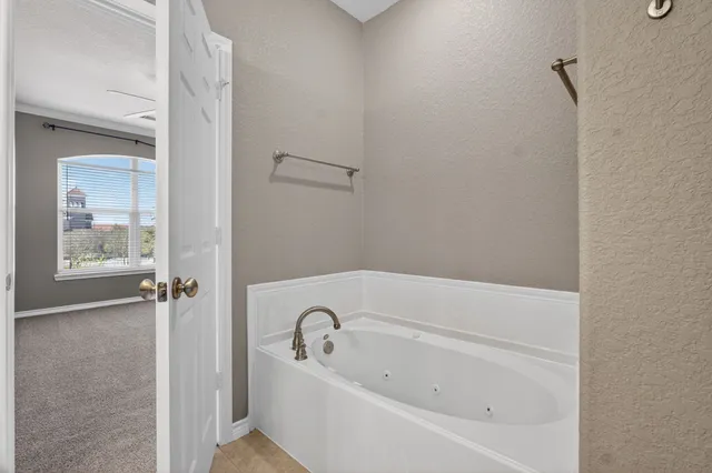 $200,000 | 320 Cathedral Square, Beaumont, TX 77701