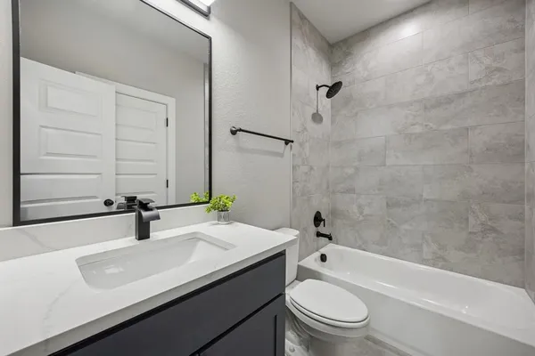 $2,300 | 3703 York Street, Dallas, TX 75210