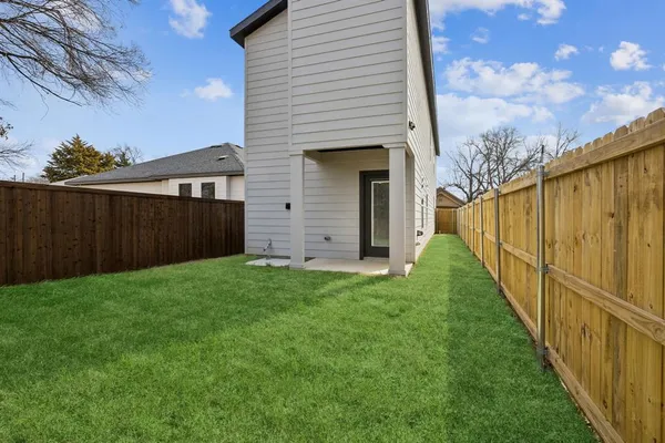 $2,300 | 3703 York Street, Dallas, TX 75210
