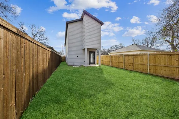 $2,300 | 3703 York Street, Dallas, TX 75210