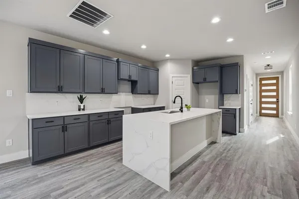 $2,300 | 3703 York Street, Dallas, TX 75210