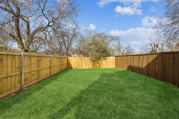 $2,300 | 3703 York Street, Dallas, TX 75210