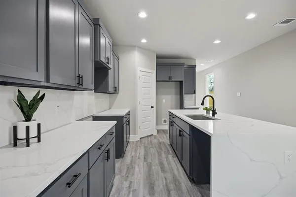 $2,300 | 3703 York Street, Dallas, TX 75210