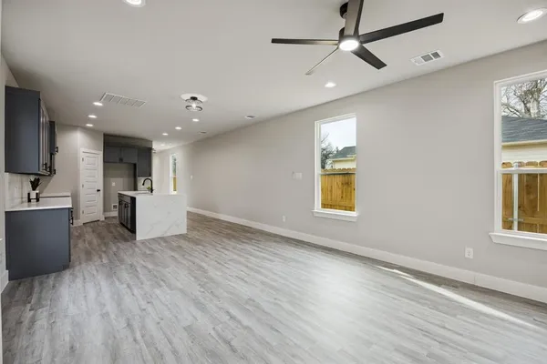 $2,300 | 3703 York Street, Dallas, TX 75210