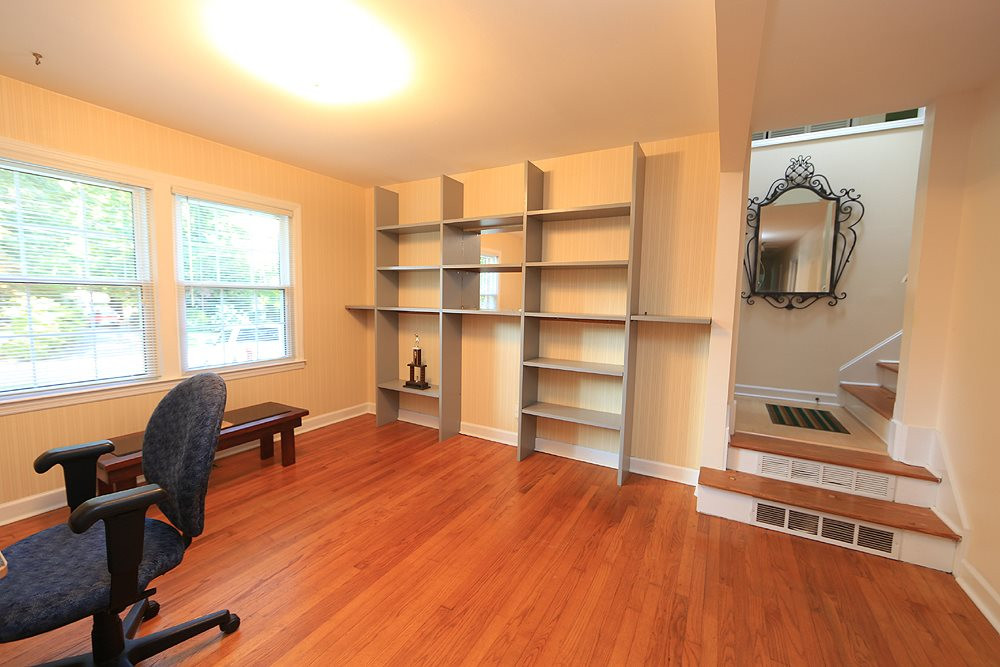409 Vernon Terrace Raleigh, NC 27609 - Photo 11 of 23 Nice Room off the Garage Hallway...Make it What You Wish...Nice Place for Office, Play Room, Library or Mud Room/Laundry....Up to You ! Flex Room/Office/Play Room