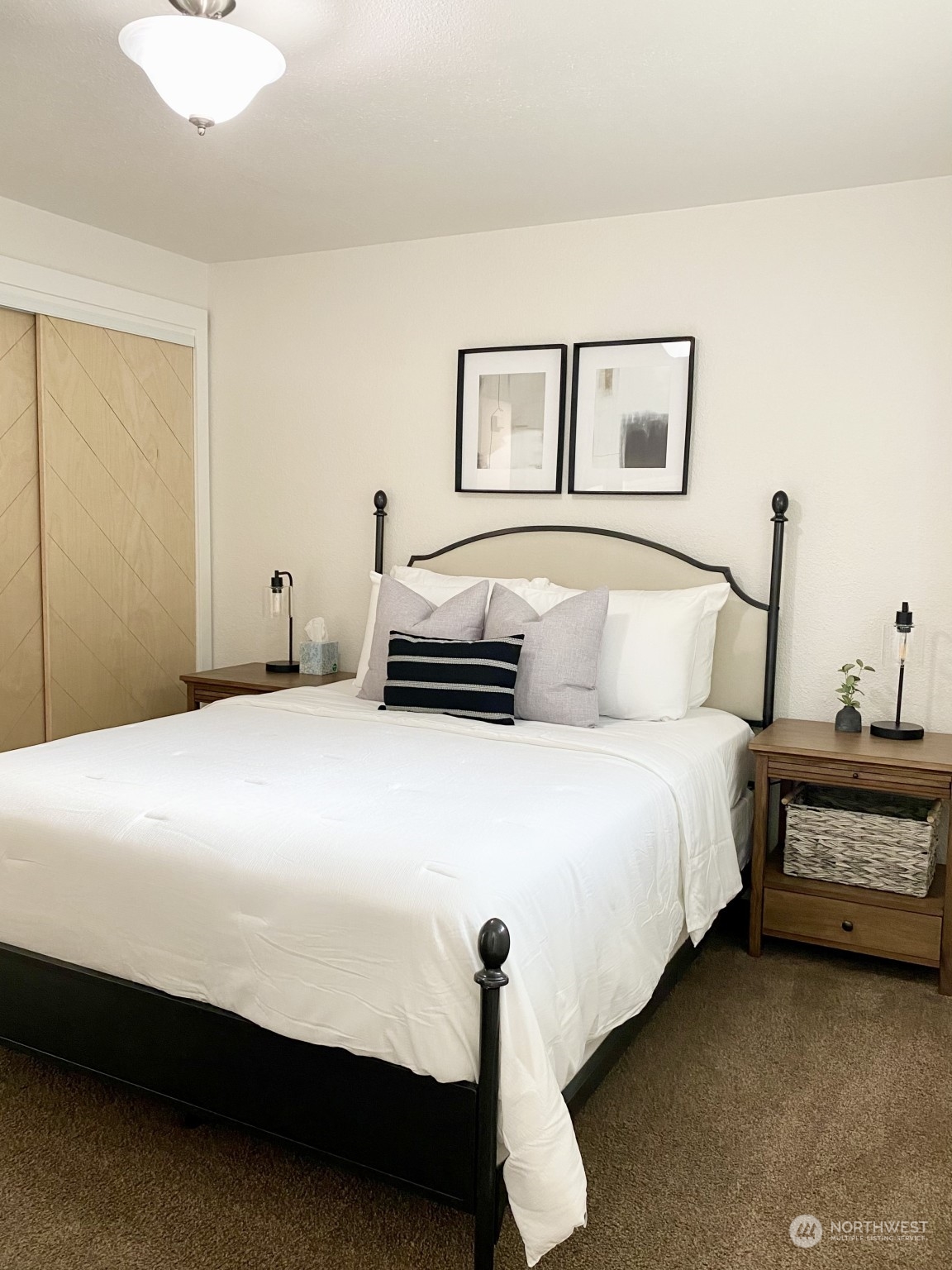 304 South Cleveland Street Kennewick, WA 99336 - Photo 11 of 12 a bedroom with bed and a painting on the wall
