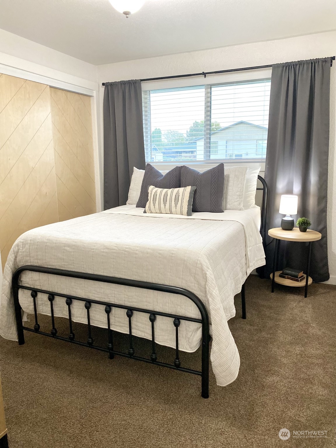 304 South Cleveland Street Kennewick, WA 99336 - Photo 5 of 12 a bedroom with a bed and a window
