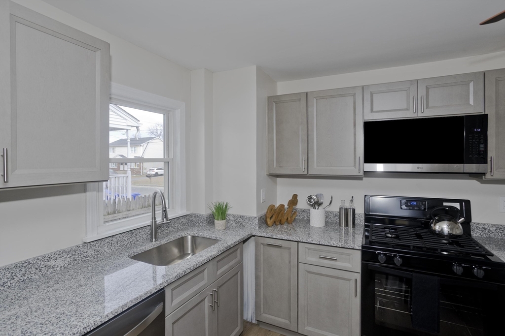 191 Laconia Street Springfield, MA 01129 - Photo 6 of 40