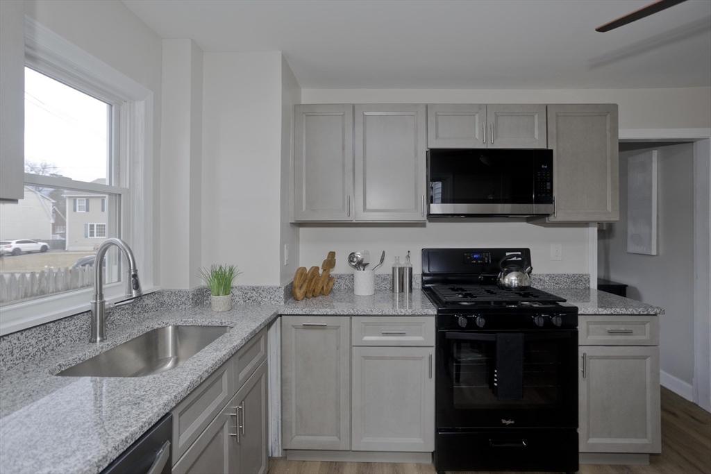 191 Laconia Street Springfield, MA 01129 - Photo 7 of 40