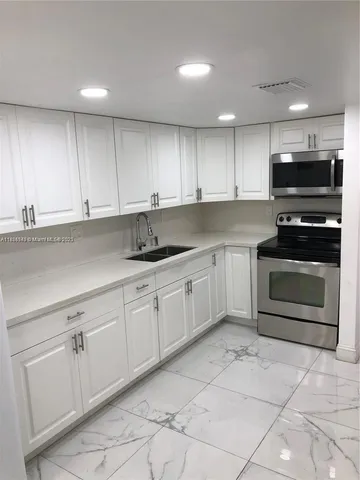 $2,250 | 1555 West 44th Place, Unit 334, Hialeah, FL 33012
