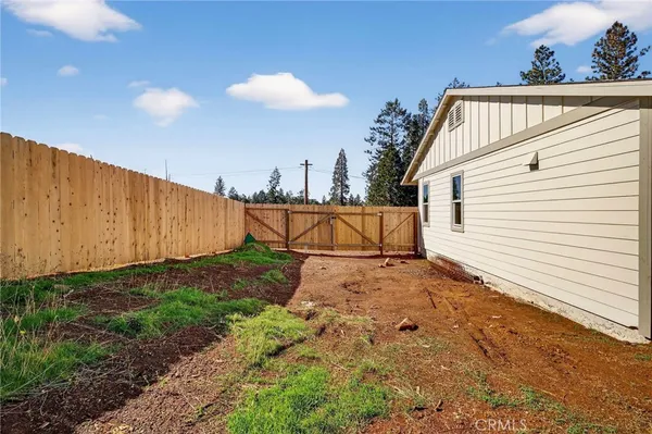 a view of a backyard