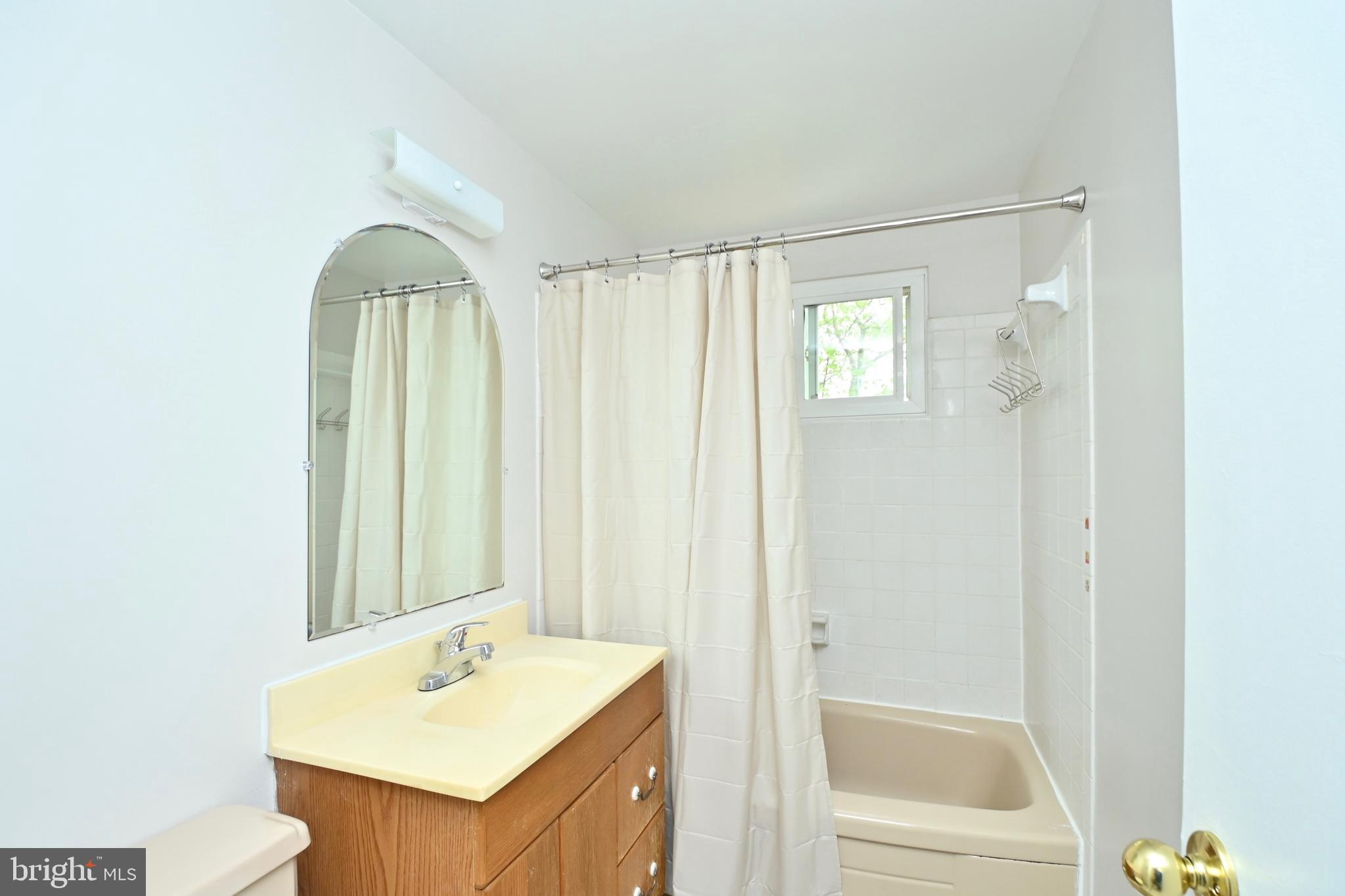6801 Quebec Court Springfield, VA 22152 - Photo 26 of 38 Upper level bathroom