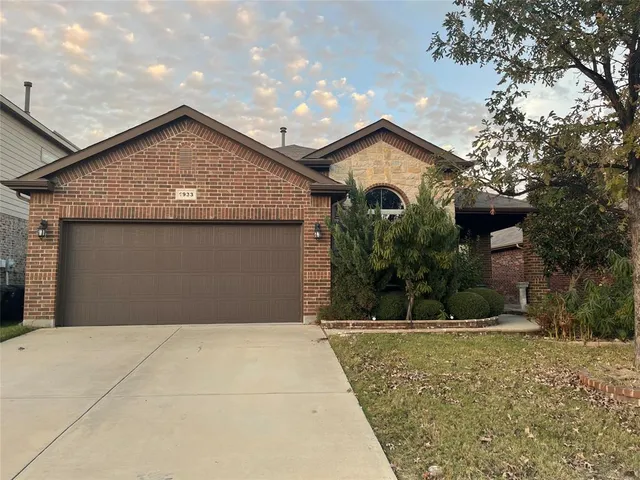 a front view of house with garage and yard