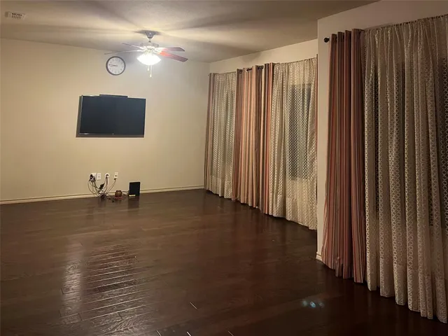 a view of a livingroom with hardwood floor and a ceiling fan