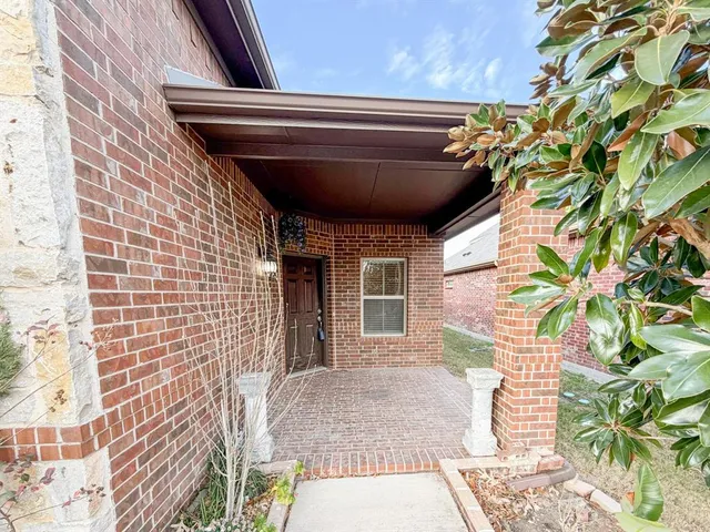 a view of entryway with a front door