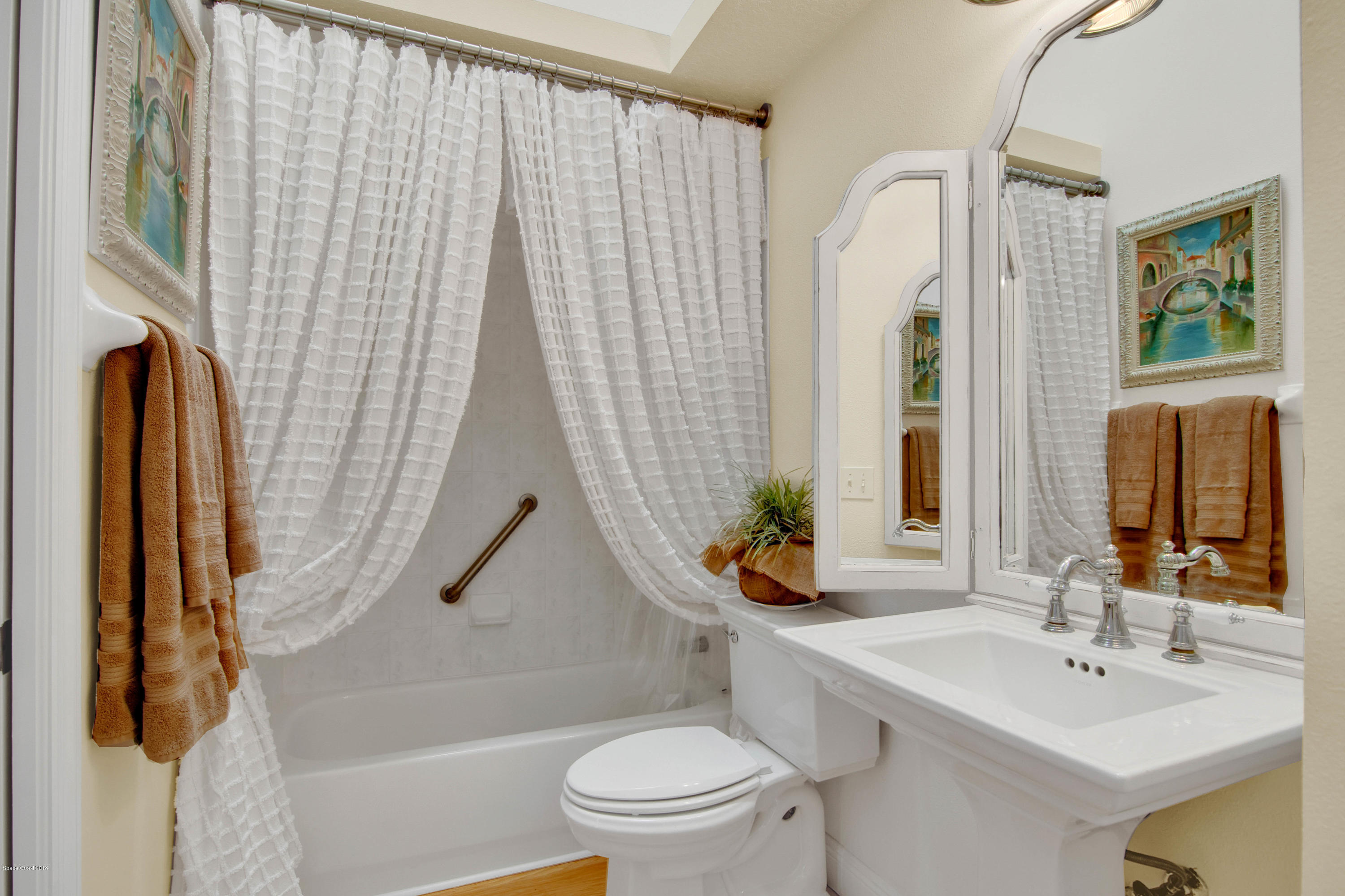 358 Renaissance Avenue Melbourne, FL 32940 - Photo 8 of 40 GUEST BATH