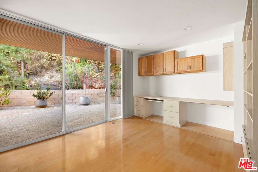 590 North Tigertail Road Los Angeles, CA 90049 - Photo 11 of 16