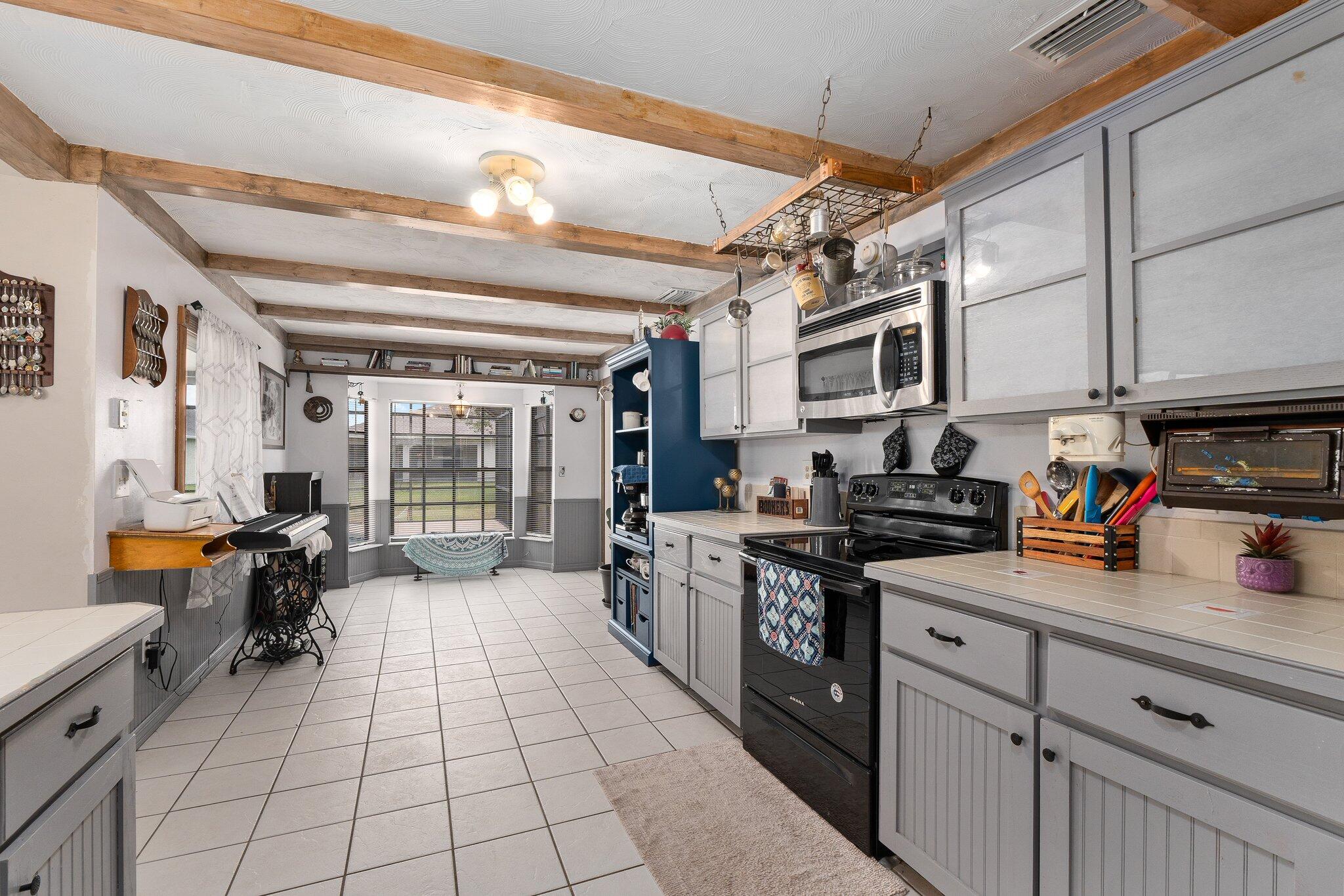 547 Southeast Cliff Road Port St. Lucie, FL 34984 - Photo 19 of 33 Kitchen view towards Breakfast nook