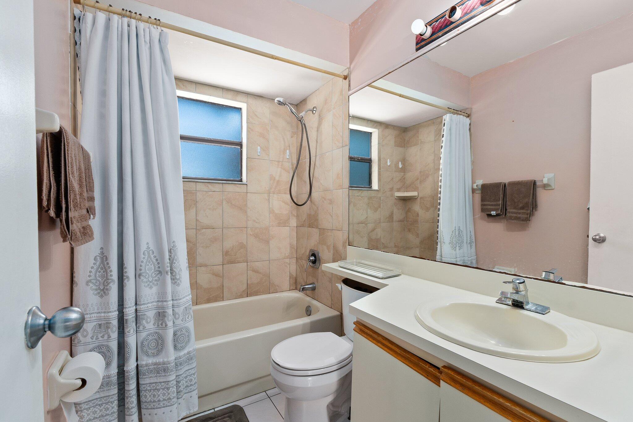 547 Southeast Cliff Road Port St. Lucie, FL 34984 - Photo 28 of 33 Bathroom 2