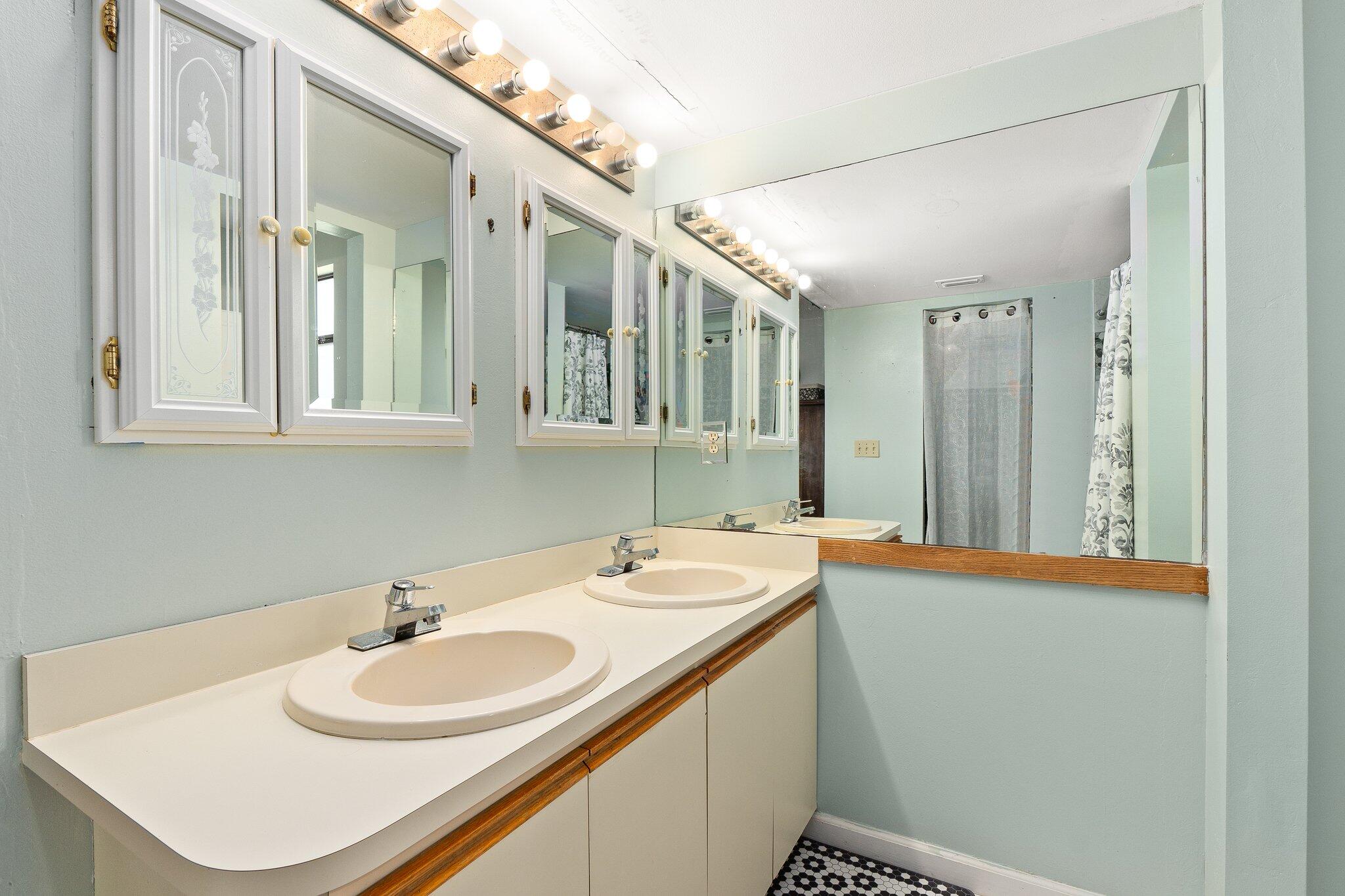 547 Southeast Cliff Road Port St. Lucie, FL 34984 - Photo 31 of 33 Primary bathroom