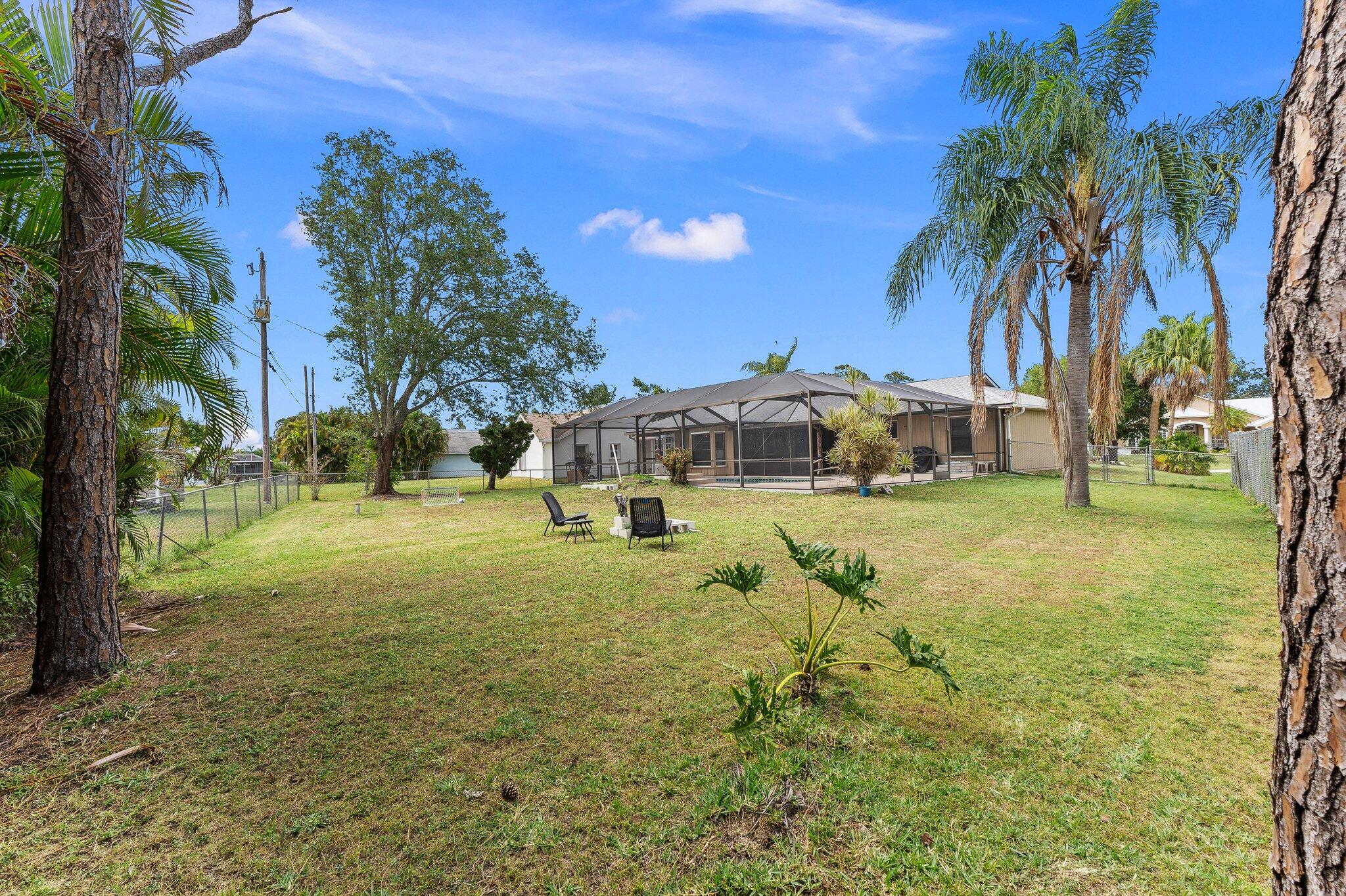 547 Southeast Cliff Road Port St. Lucie, FL 34984 - Photo 8 of 33 Backyard