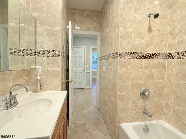 $2,500 | 664 Amboy Avenue, Unit 2, Woodbridge, NJ 07095