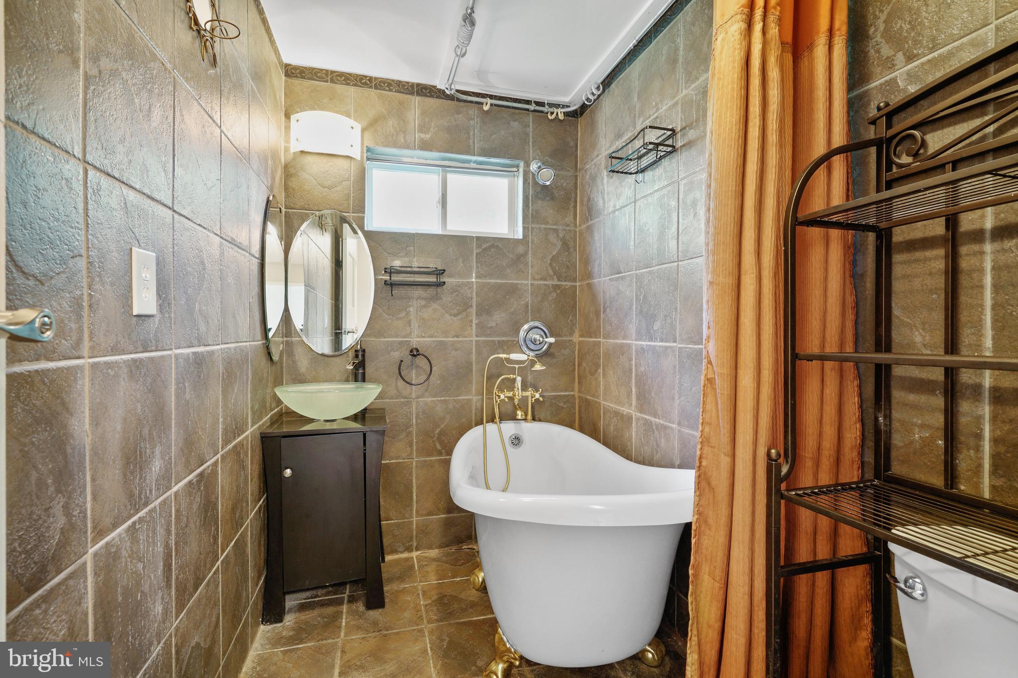 7421 Nigh Road Falls Church, VA 22043 - Photo 11 of 32 Main Level Full Bath- Hall