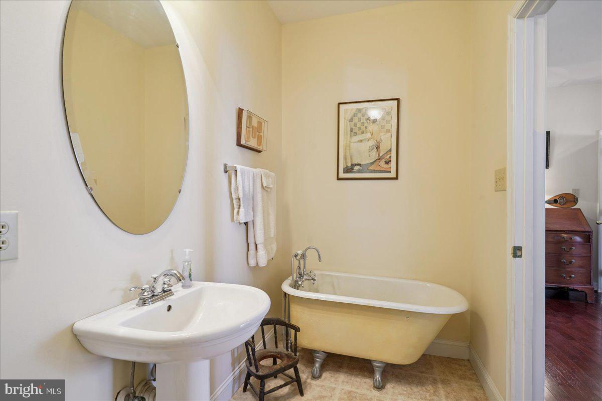 12195 Potomac View Road Newburg, MD 20664 - Photo 26 of 91 Powder Room with Tub
