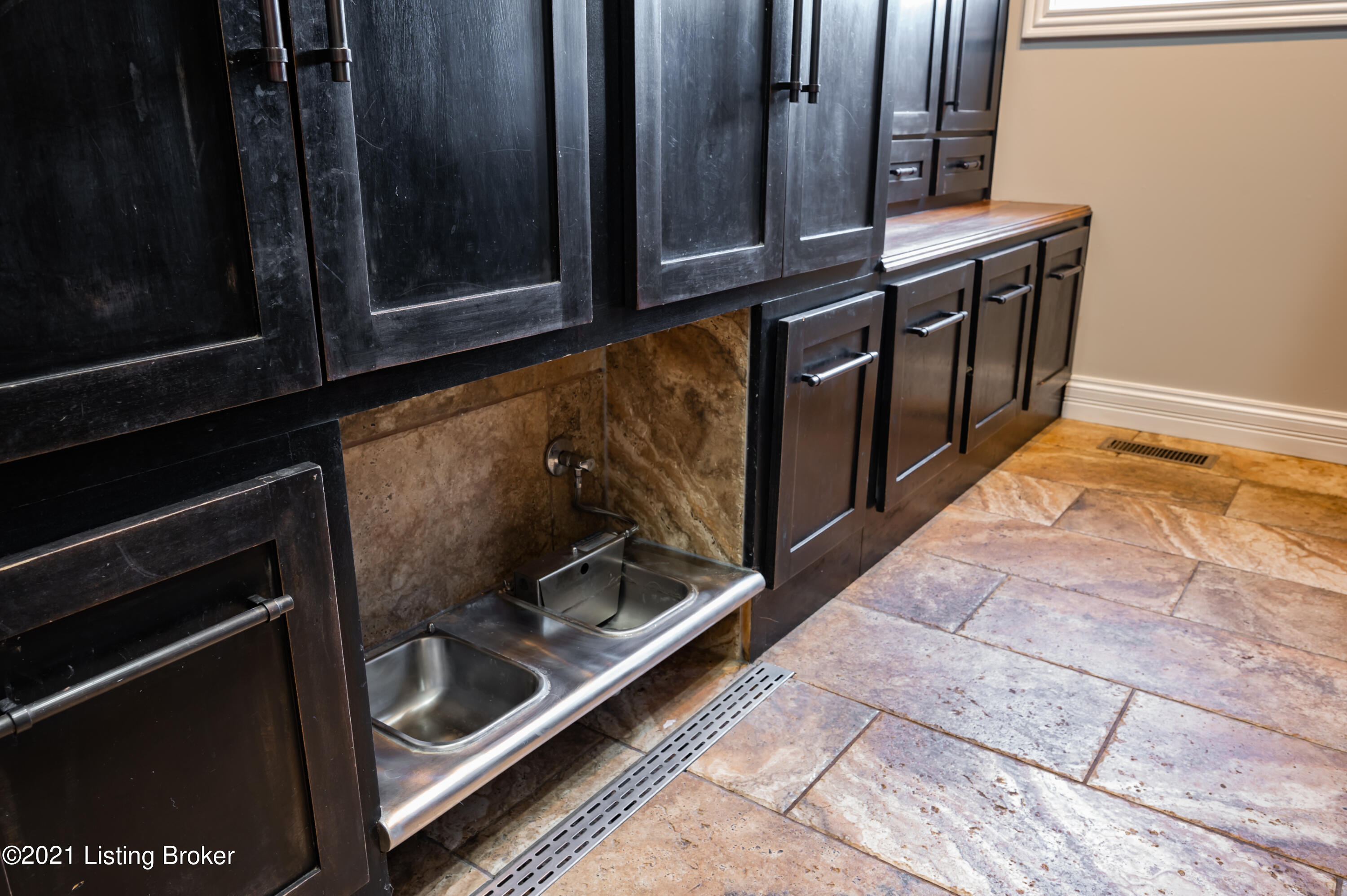 13518 Ridgemoor Drive Prospect, KY 40059 - Photo 21 of 58 Pet feeding station