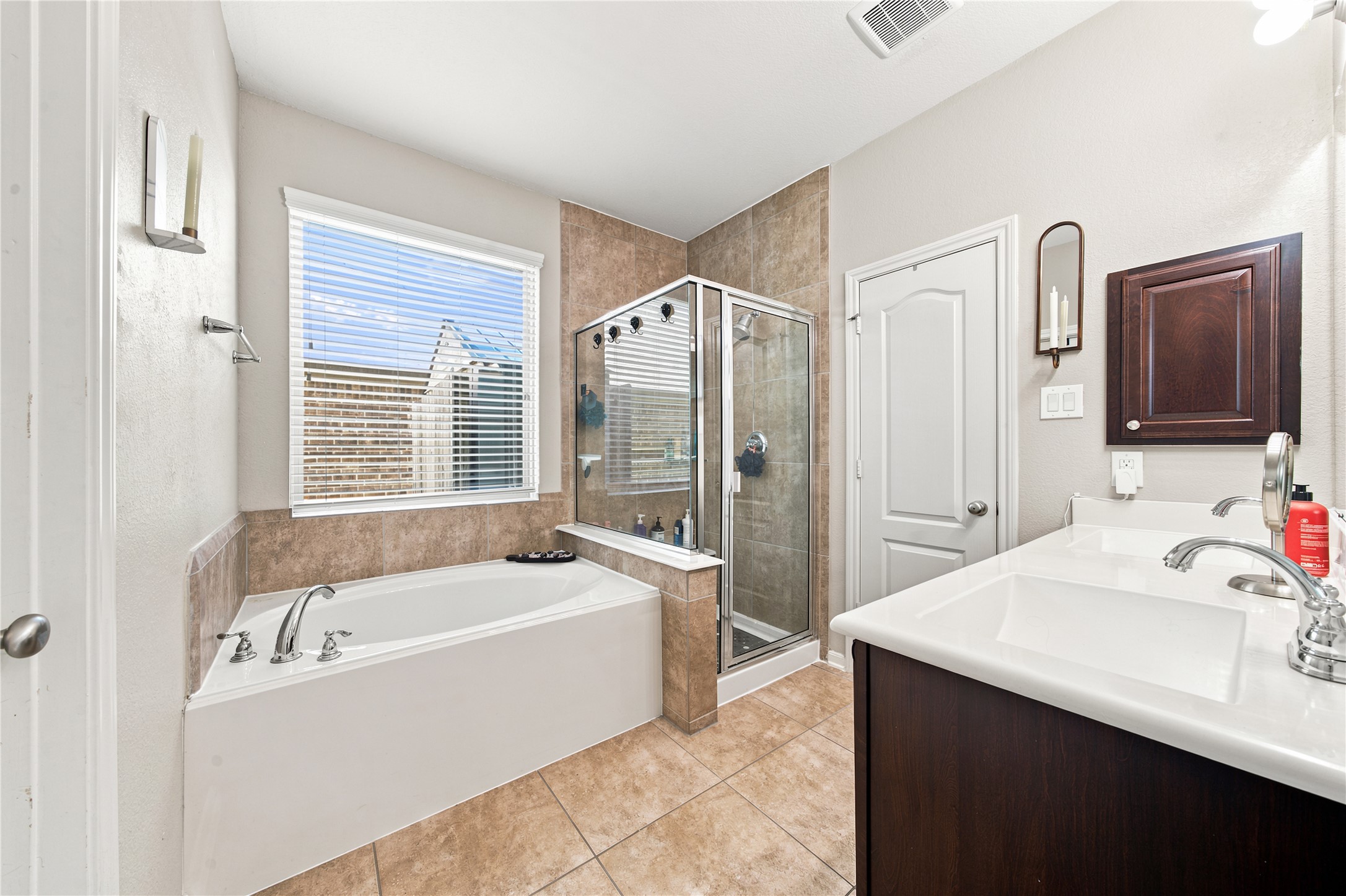 234 Dale Ridge Lane Dickinson, TX 77539 - Photo 18 of 31 Primary bathroom with soaking tub and separate shower.
