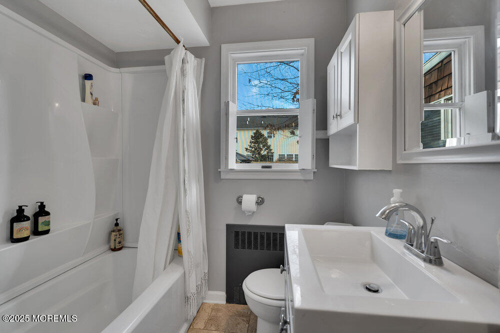 506 Crestview Terrace Point Pleasant, NJ 08742 - Photo 12 of 24 a bathroom with a sink toilet and bathtub