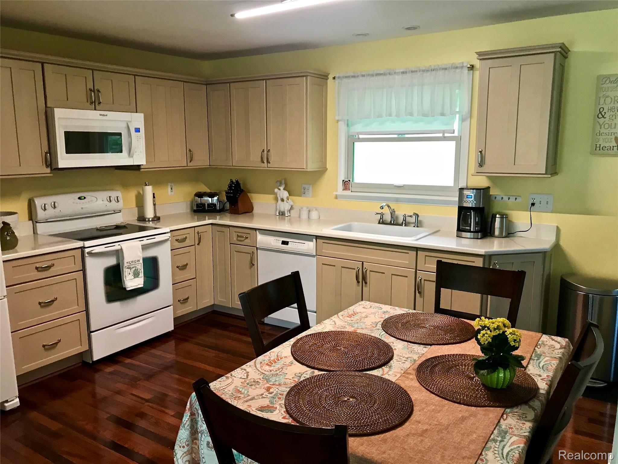 4341 Edmore Road Waterford, MI 48329 - Photo 2 of 27 fullsizeoutput_140.jpeg