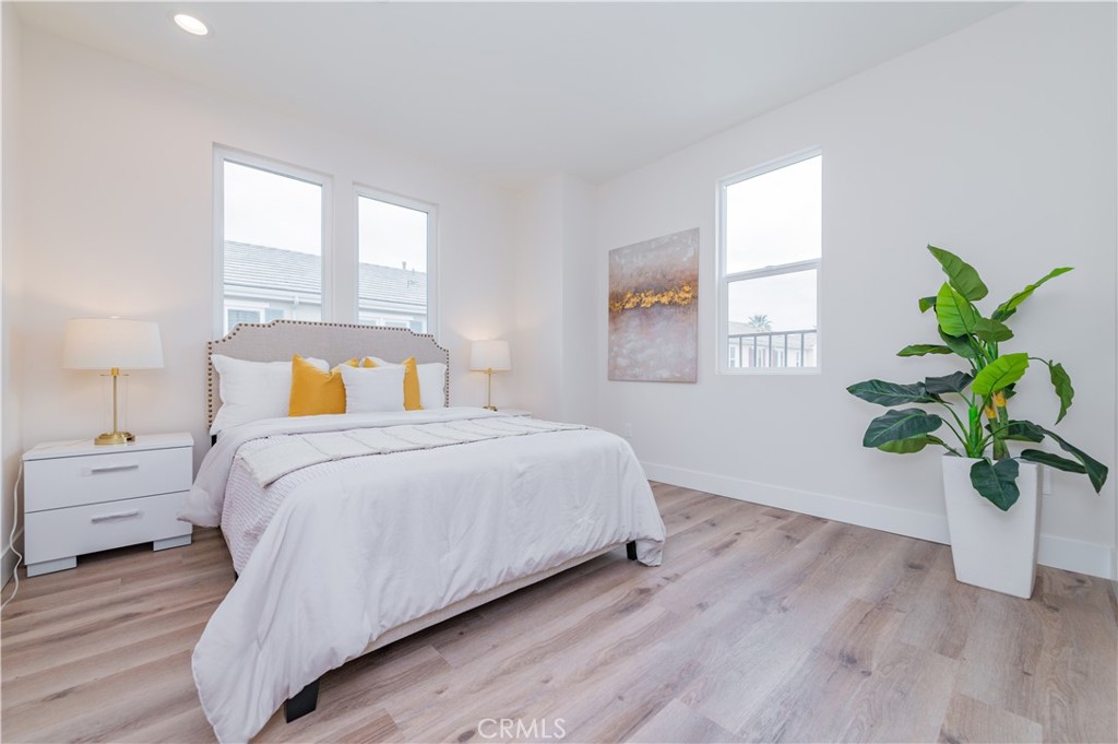 11237 Gladhill Road, Unit 10 Whittier, CA 90604 - Photo 7 of 9 a bedroom with a bed running cycle and a window