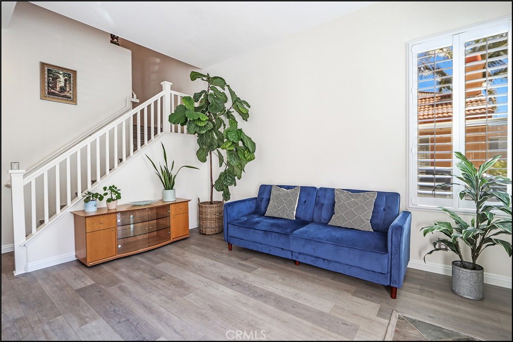 3 Delfin Aliso Viejo, CA 92656 - Photo 2 of 23 a living room with furniture mirror and a potted plant