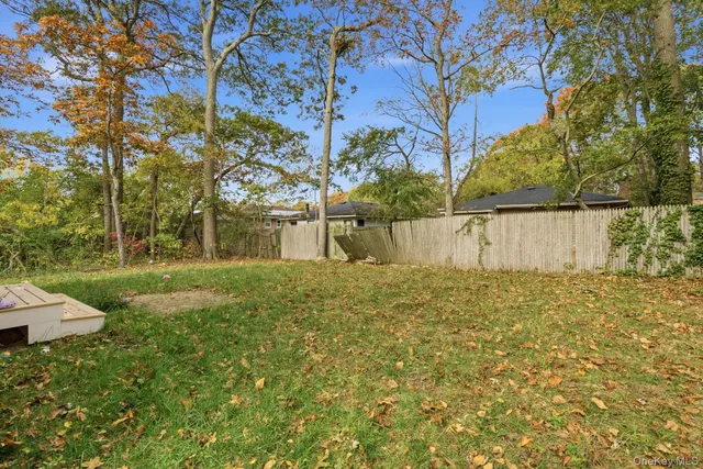 $589,900 | 27-pinewood Dr, Shirley, NY 11967