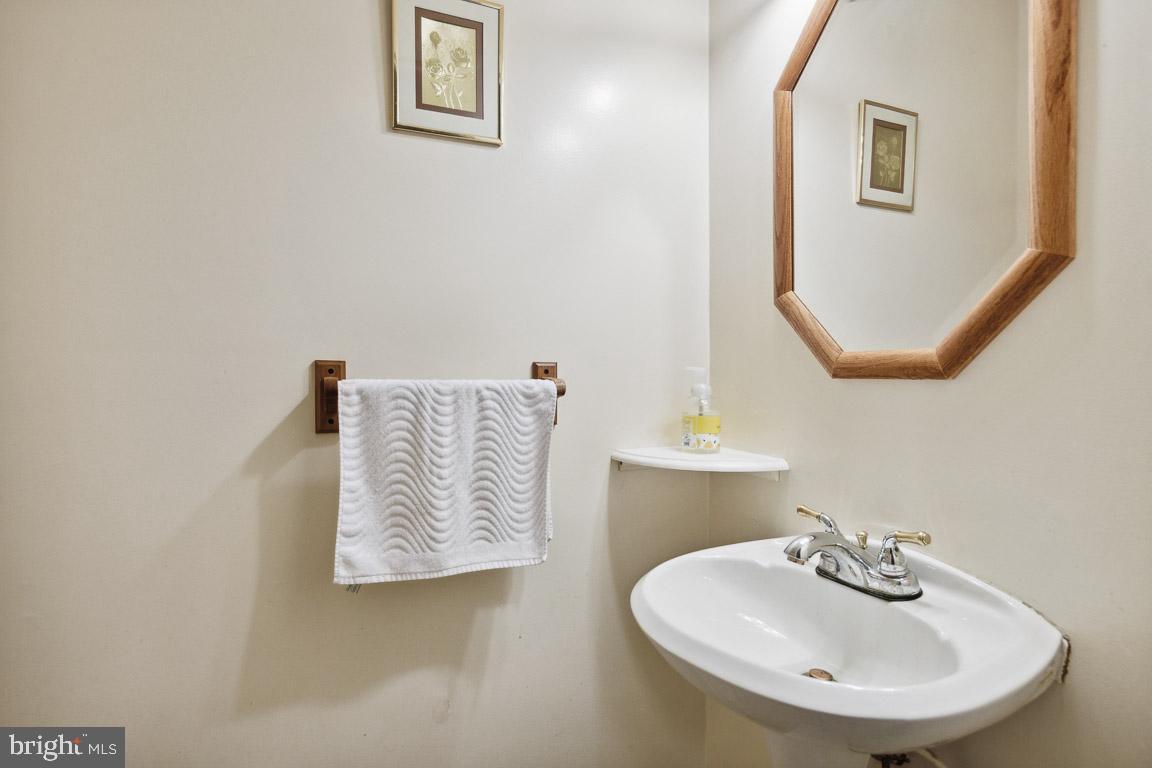 13639 Stepney Lane Chantilly, VA 20151 - Photo 11 of 33 Half Bathroom on the Main Level